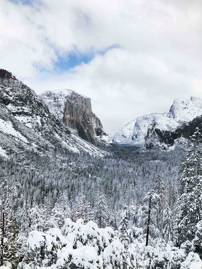 冬季雪山山脉风光摄影图片