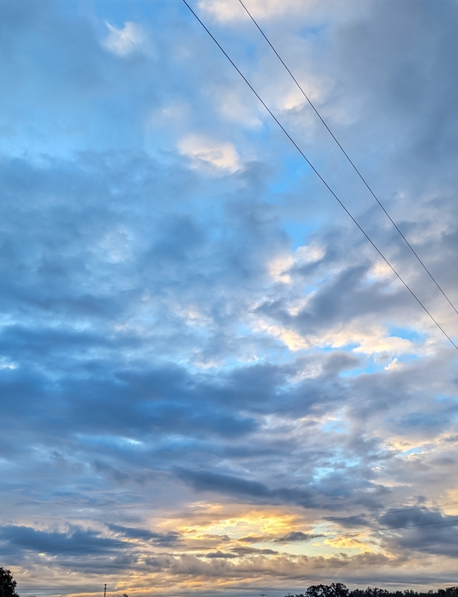 黄昏天空厚云层电线摄影图片
