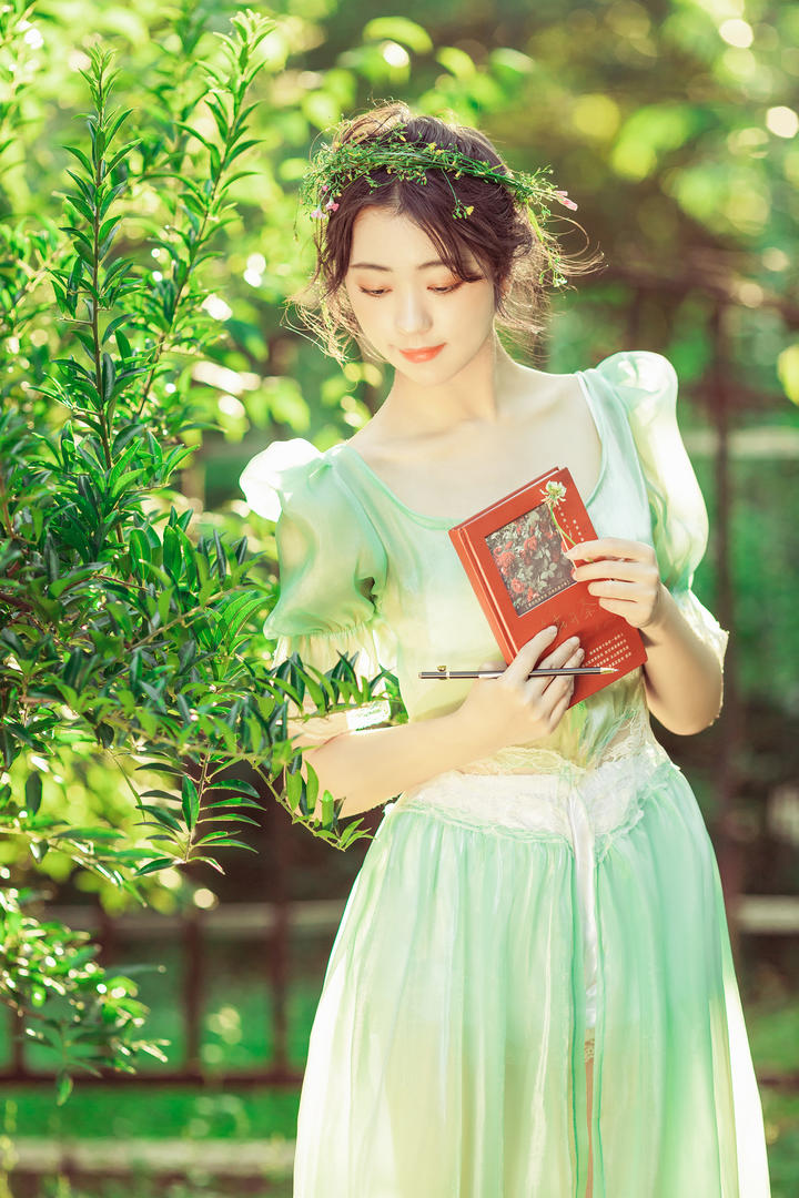 青色长裙美女艺术照