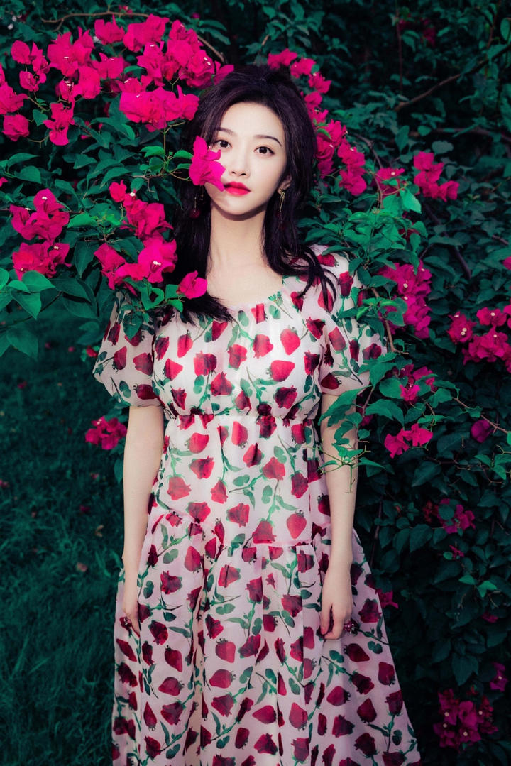 穿着碎花长裙的美女明星景甜图片