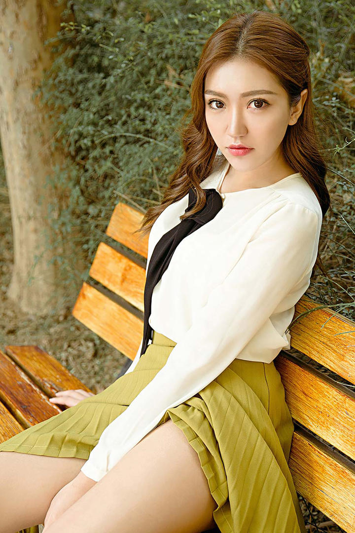 坐在公园椅子上的高清美女写真图片
