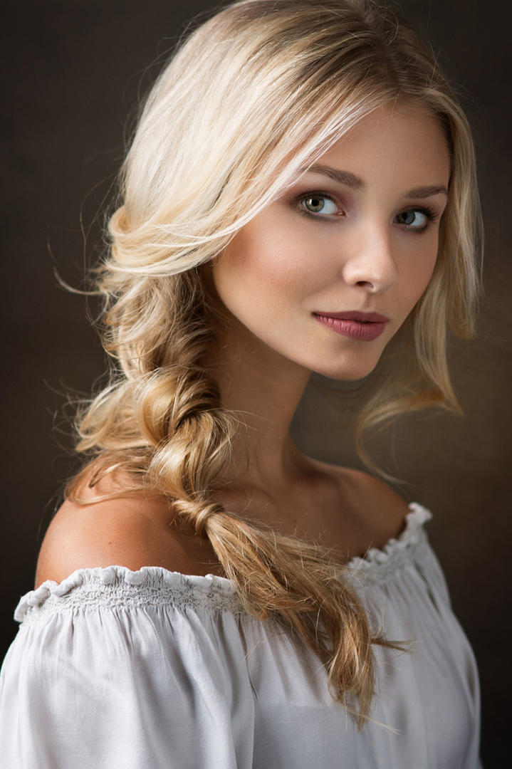 欧美金发美女肖像艺术写真图片