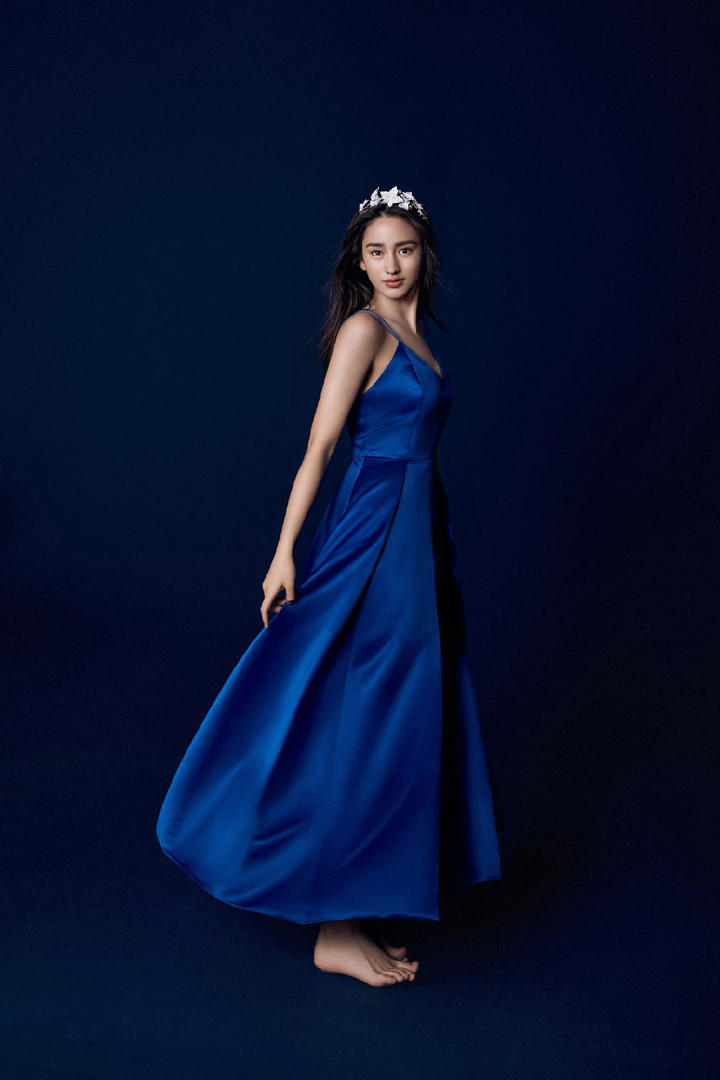穿着蓝色长裙的傣族美女李宛妲图片