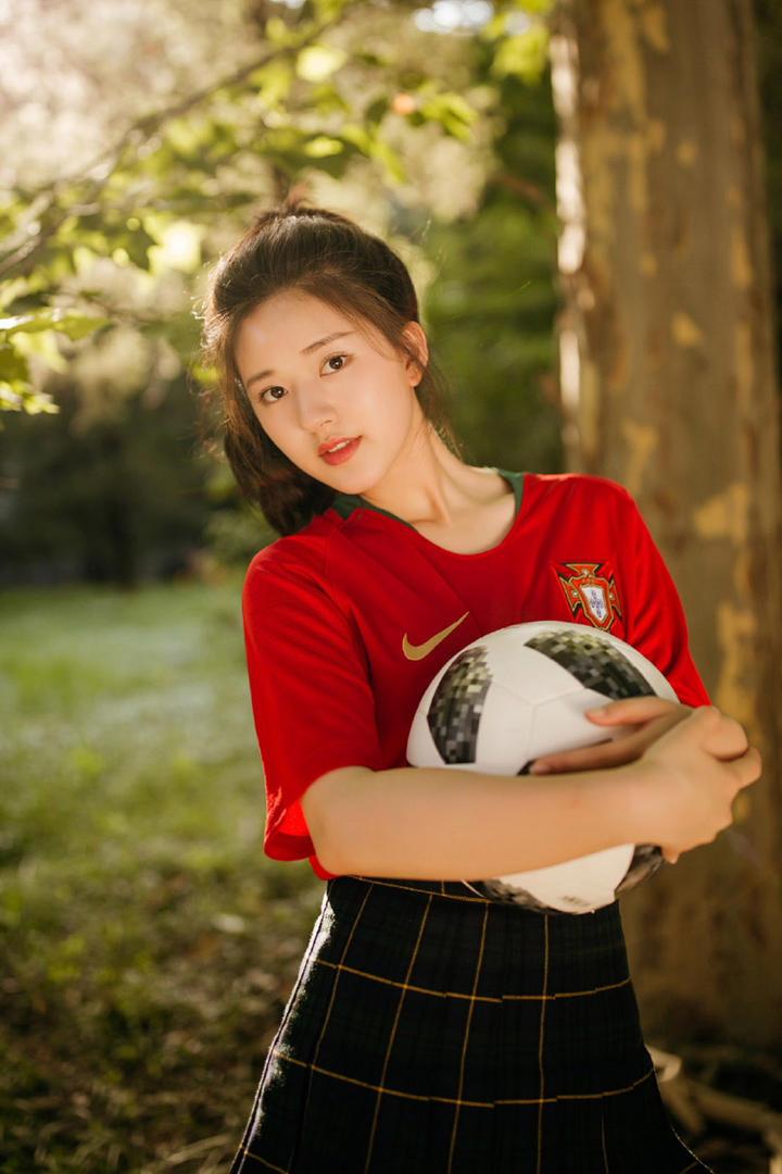 青春活力的足球宝贝赵露思美女明星图片