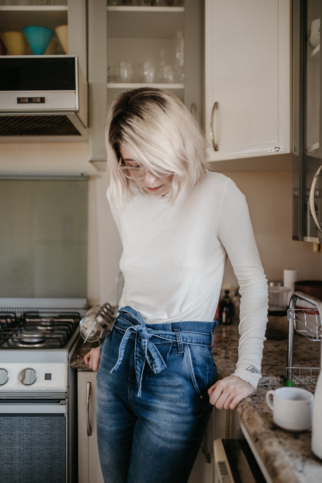 白色T恤长衫牛仔裤美女图片