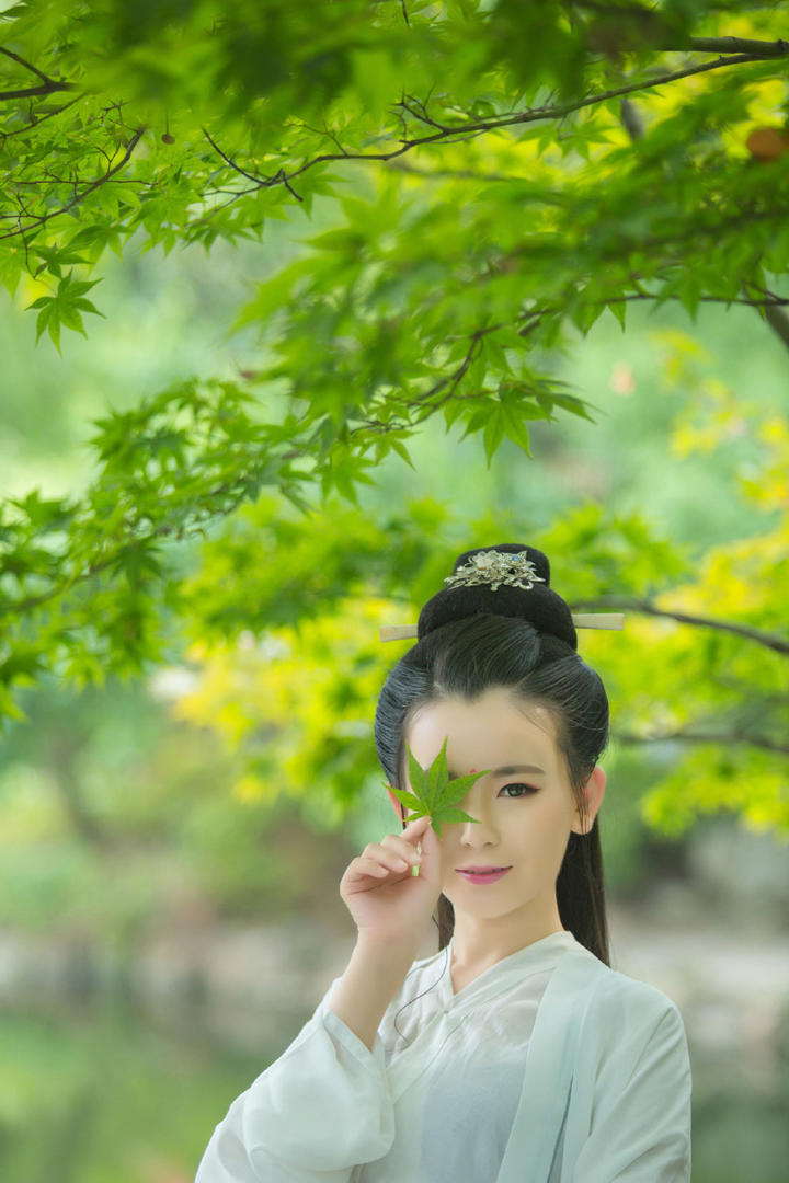 拿着树叶的唯美清纯古装美女艺术写真图片