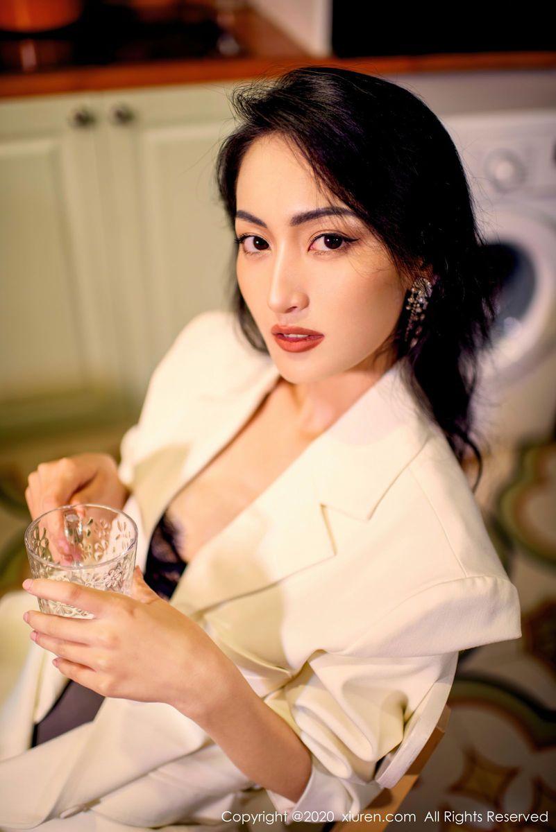 秀人网美女模特程慧娴Phoebe蕾丝内衣丝袜半褪诱人曲线套图