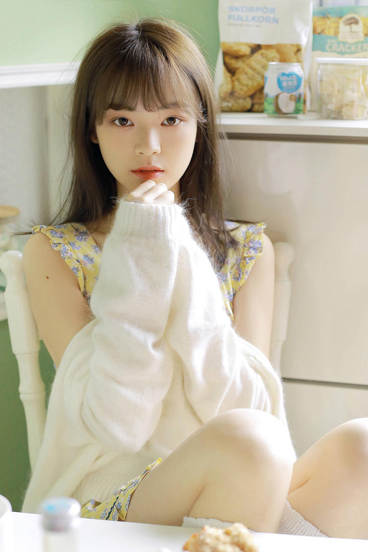 坐在餐桌前的清纯女生头像图片