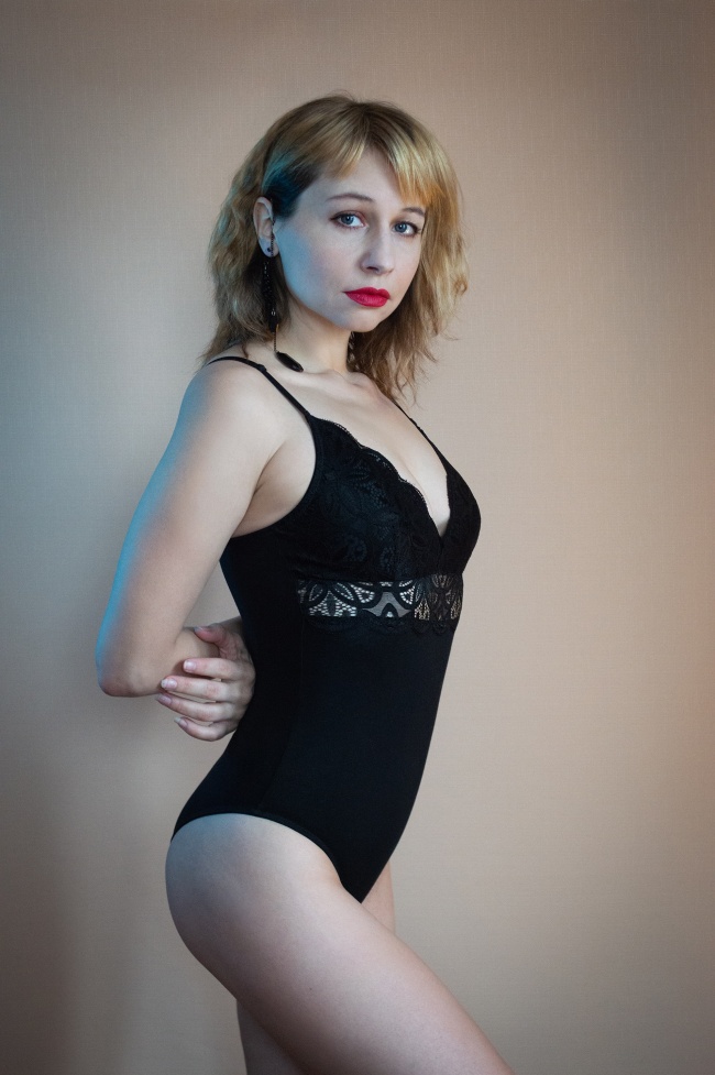 黑色连体内衣美女人体模特图片