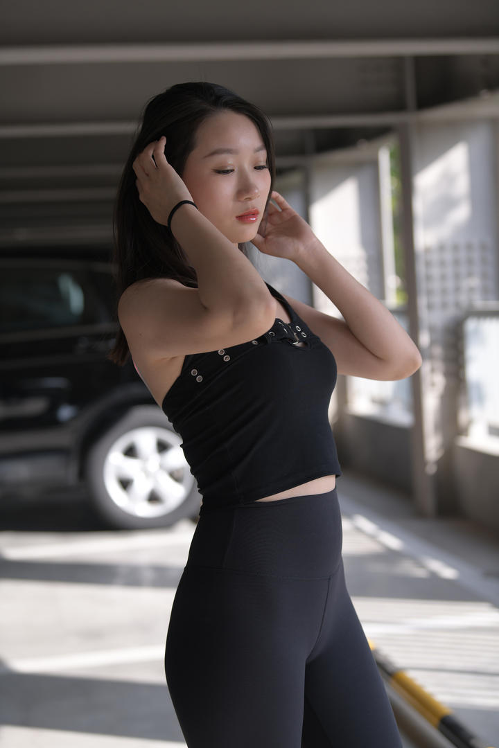 国产精品黑色紧身裤美女性感照片大图