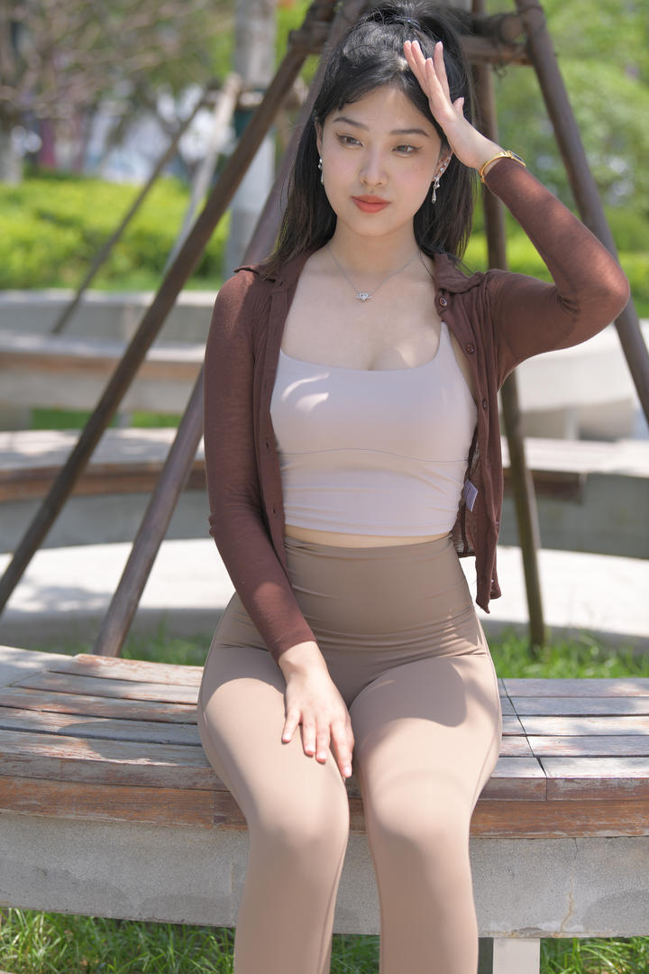 微胖紧身瑜伽裤美女模特国产街拍图片大全