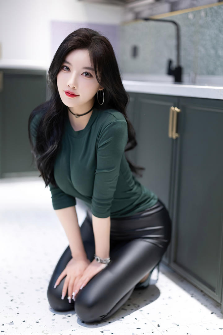 黑色紧身皮裤美女杨晨晨国产午夜精品一区二区三区嫩草图片