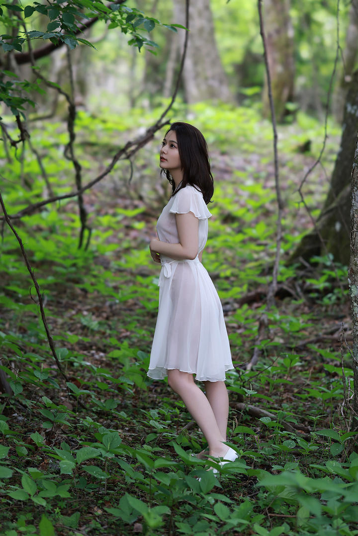 森林里的清纯美女模特高清图片