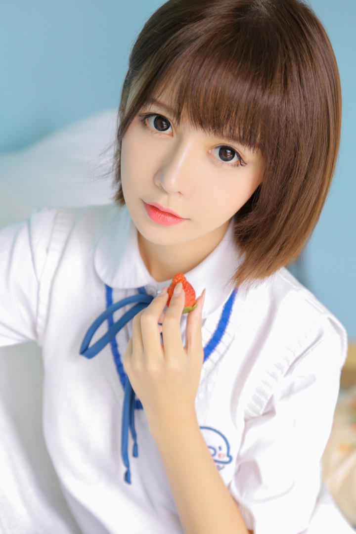 吃草莓的日本短发女生高清美女壁纸图片大全