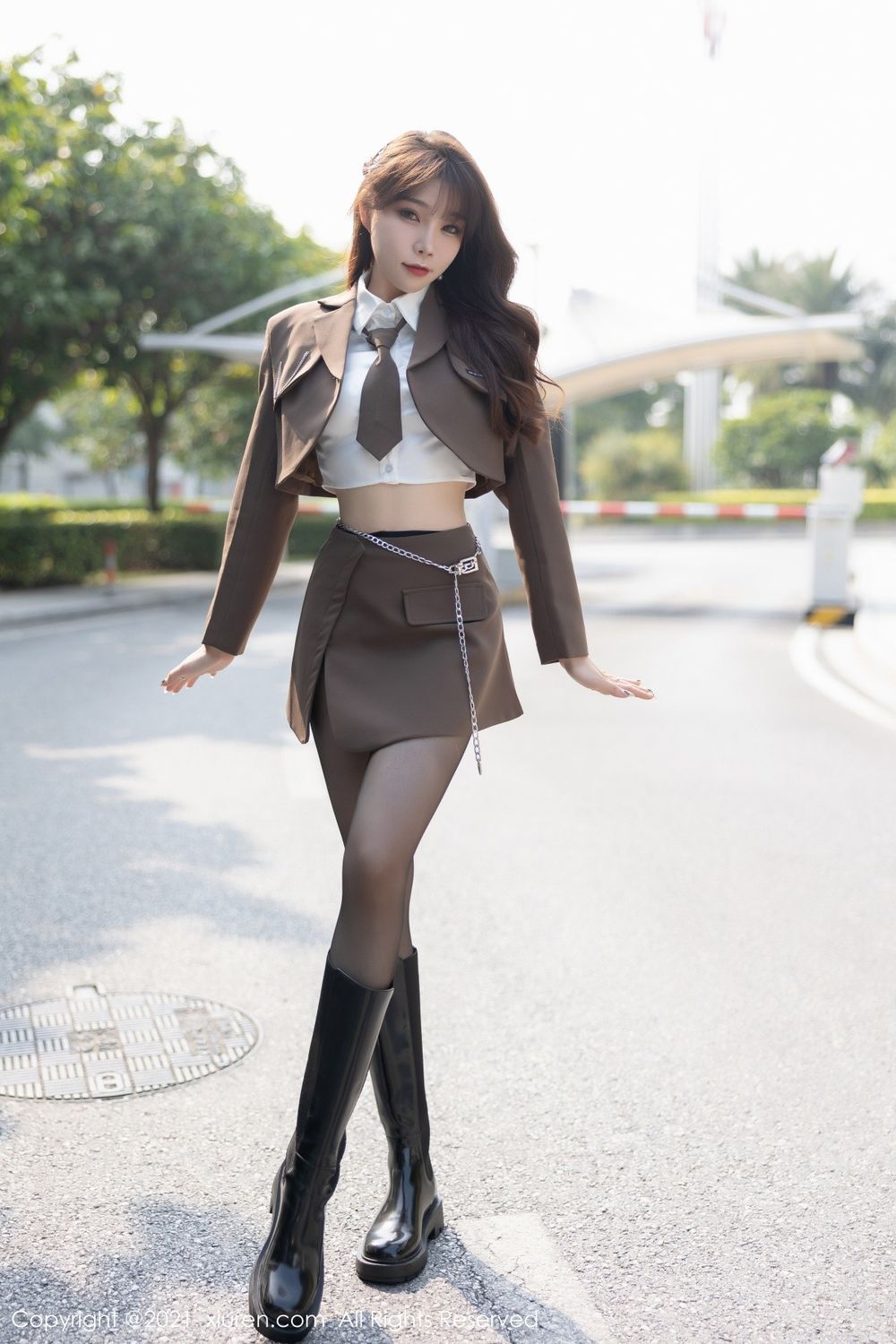 秀人网性感女神芝芝Booty白色上衣+棕色超短裙黑丝系列写真