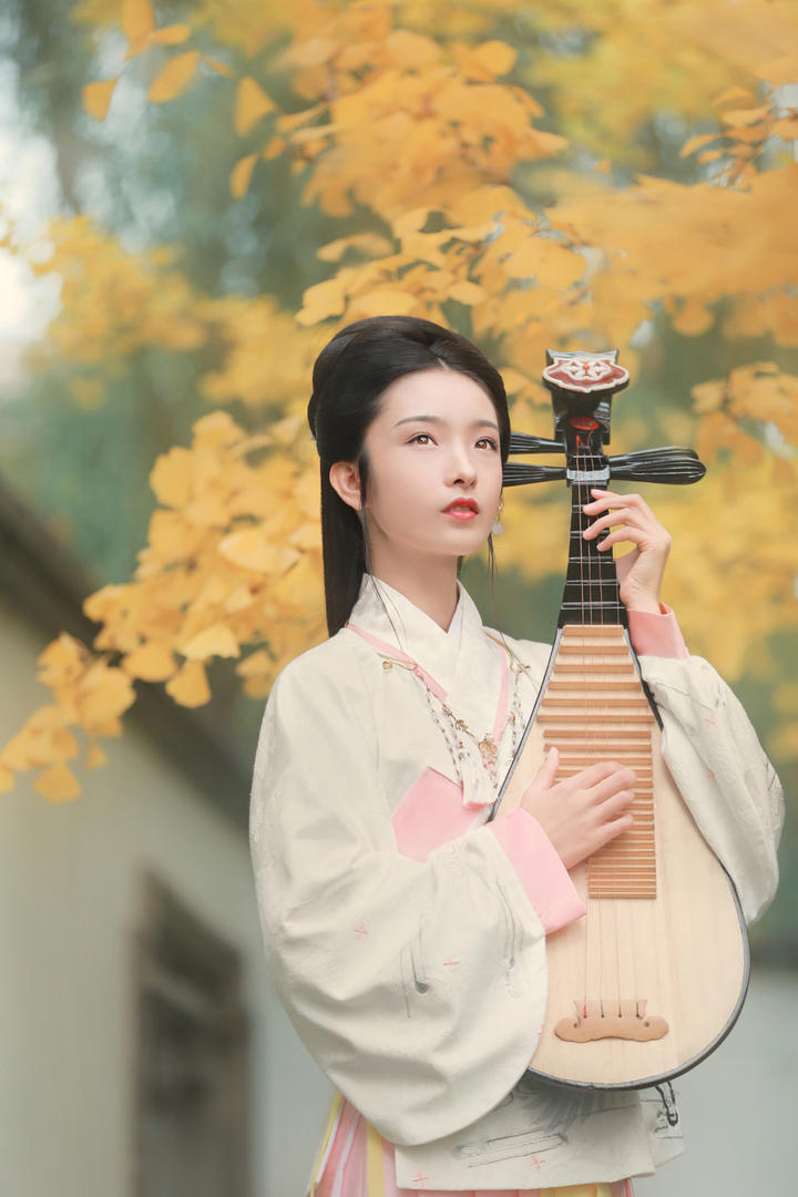 弹琵琶古装美女图片