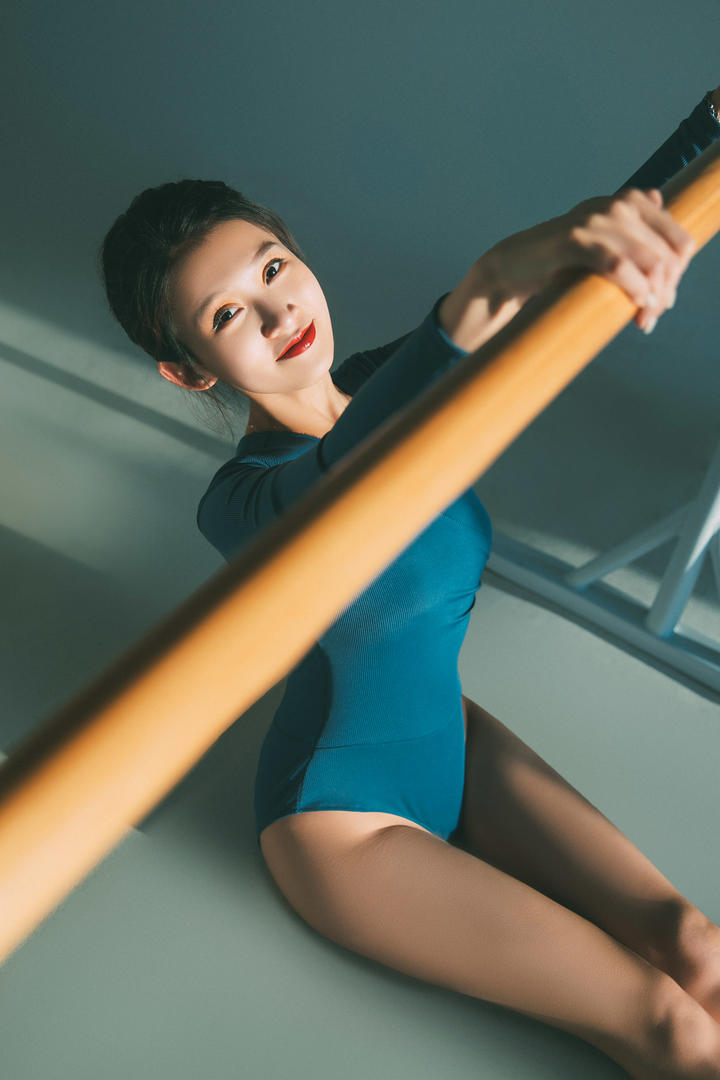 跳体操的美女老师相霖艺术写真图片