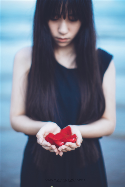 清纯可爱少女听海哭的声音