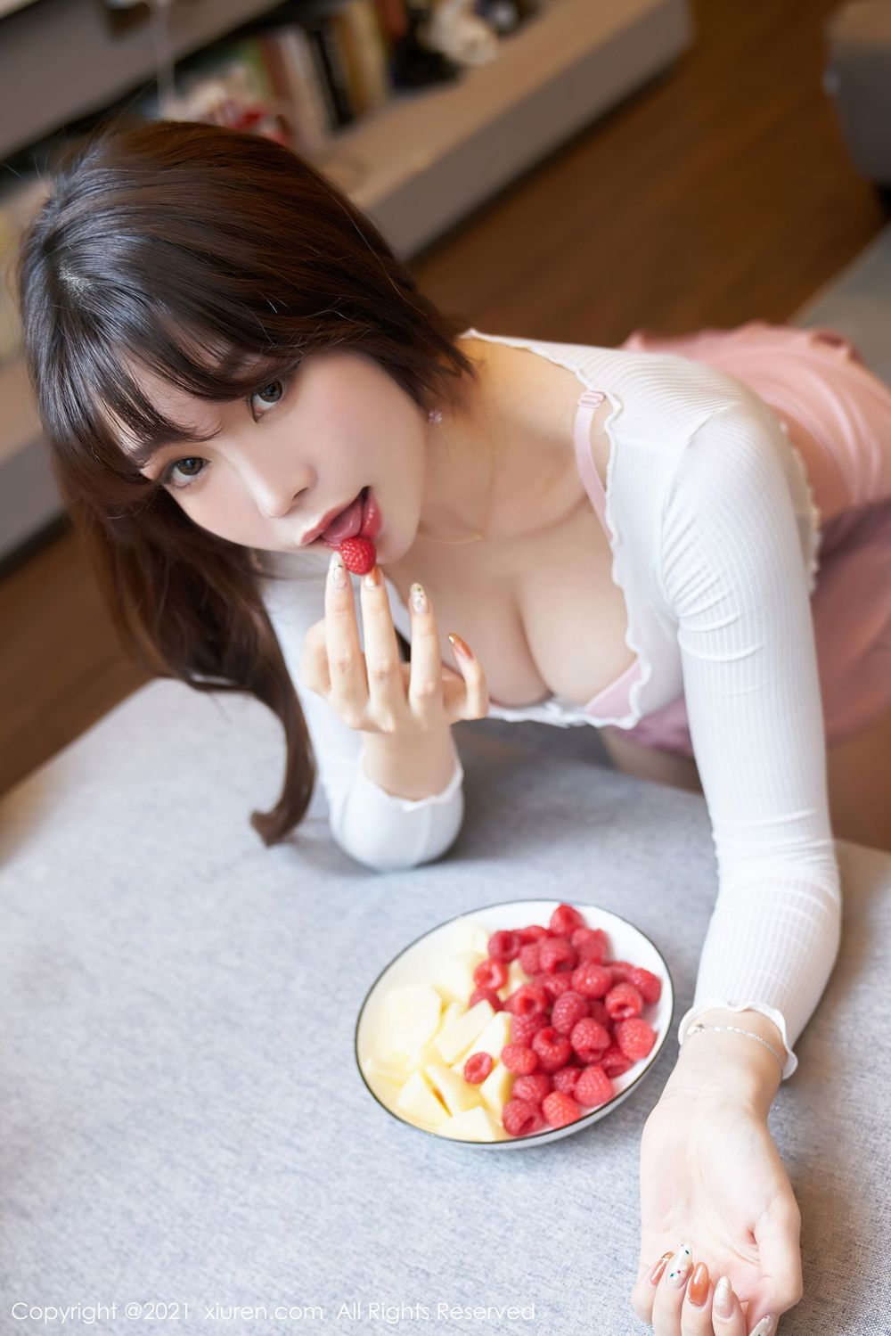 秀人网性感女神芝芝Booty粉色内衣与丝袜美足妖艳系列写真