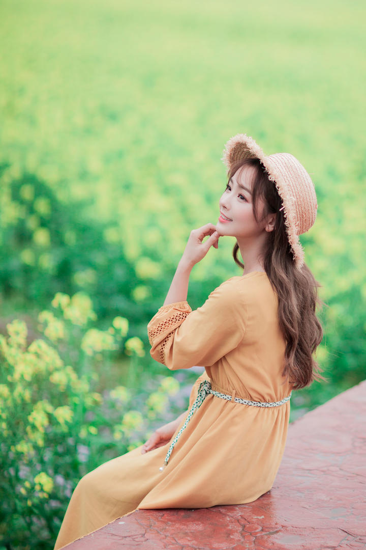 戴着草帽的唯美小清新可爱女生丹婷户外写真图片