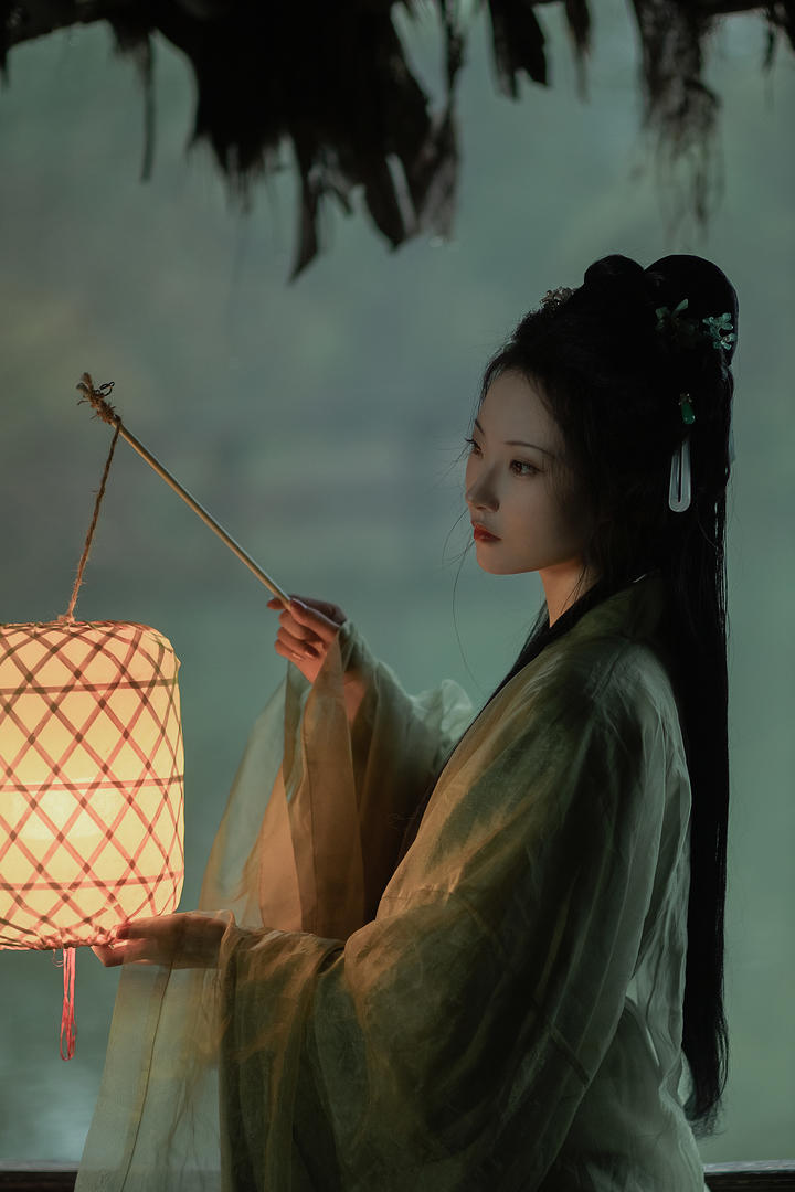 提灯笼的古装美女艺术摄影
