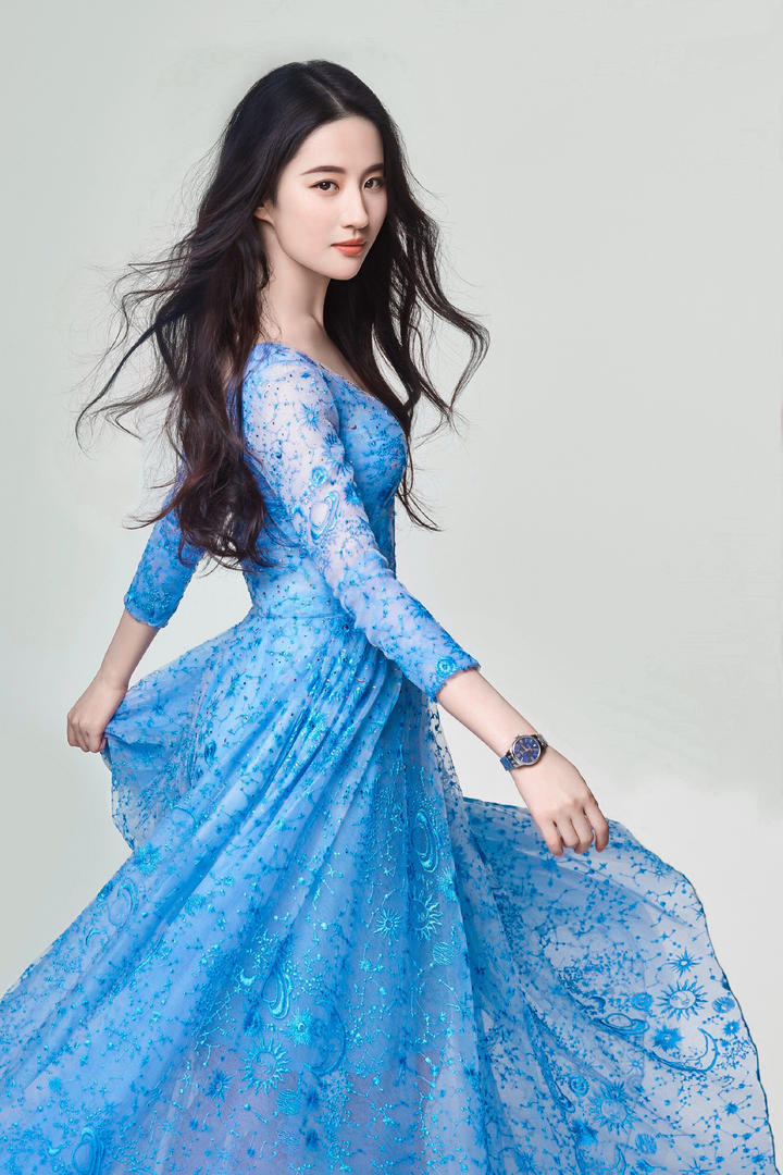 穿蓝色荷叶裙的华裔女明星刘亦菲高清壁纸图片