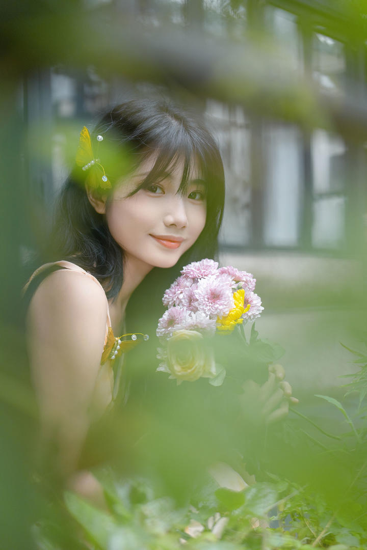 手捧鲜花的女孩手机壁纸图片