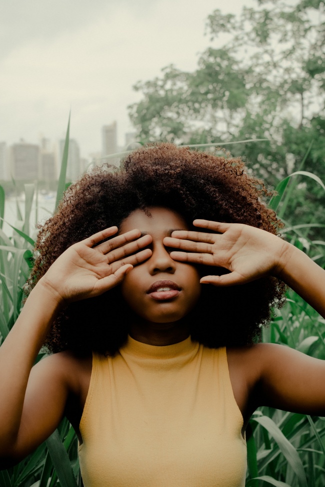 蒙着双眼的黑人美女图片