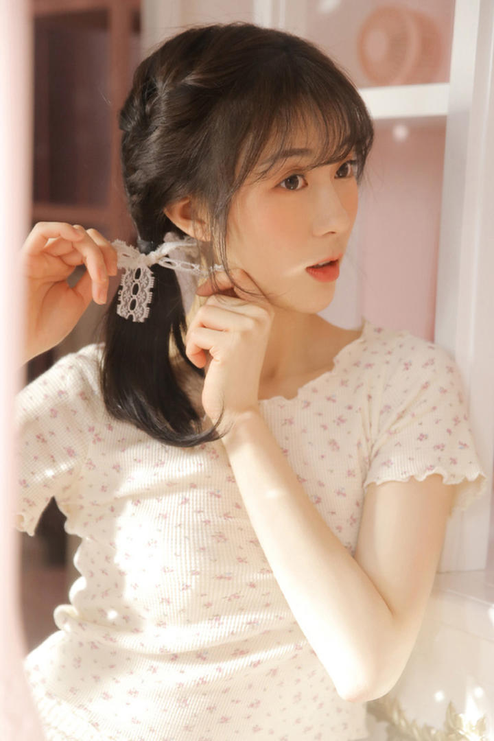 整理头发的极品清纯美女