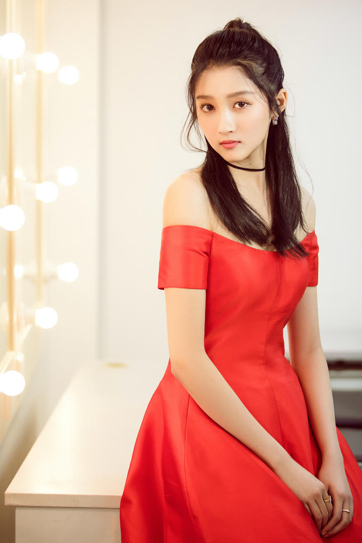 漂亮美女明星关晓彤身穿红色连衣裙写真图片