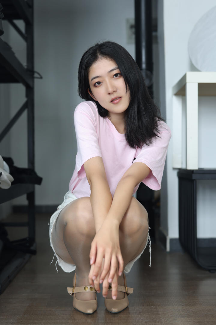 蹲在地板上的高清淘宝模特帆帆美女摄影图片