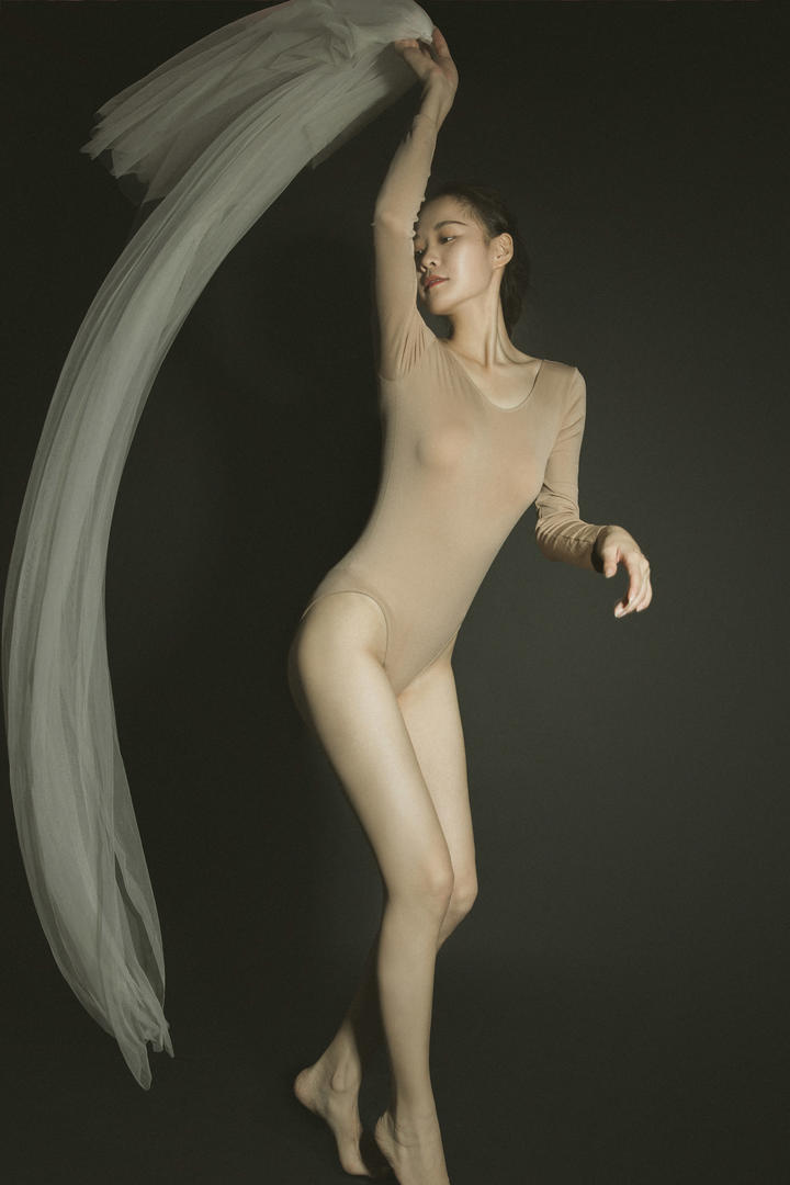 舞动丝绸的美女舒静人体艺术写真图片