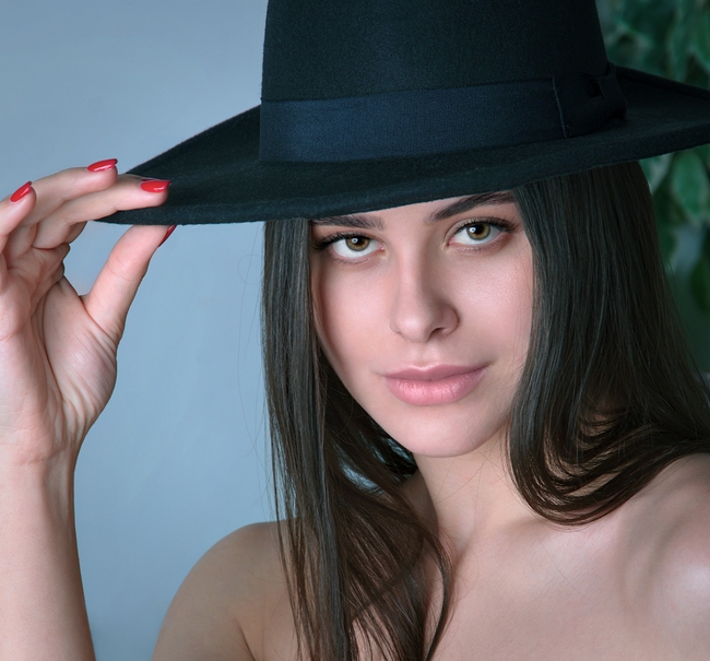 欧美时尚戴帽性感美女图片