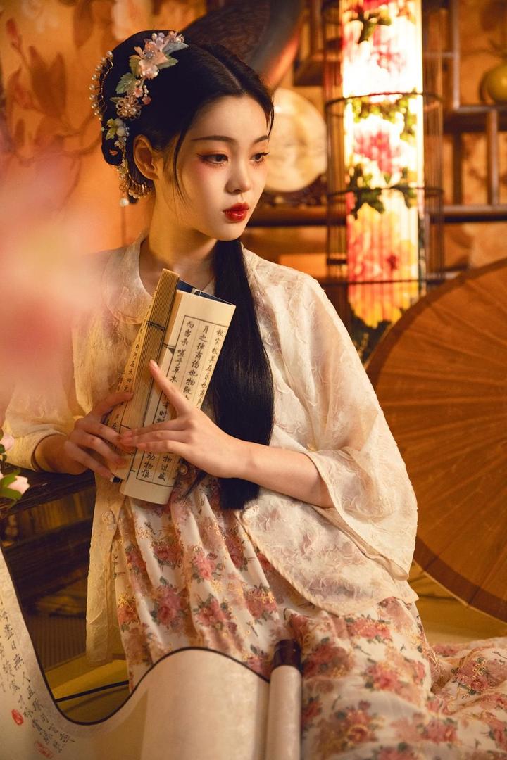 读古书的唯美古风美女图片