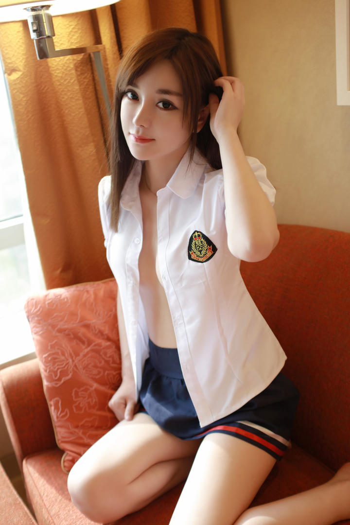 坐在沙发上的极品制服女神写真