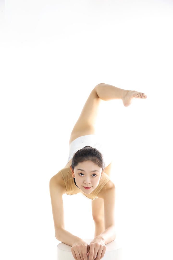 抬起腿的高清瑜伽美女教练靖靖唯美人体艺术照