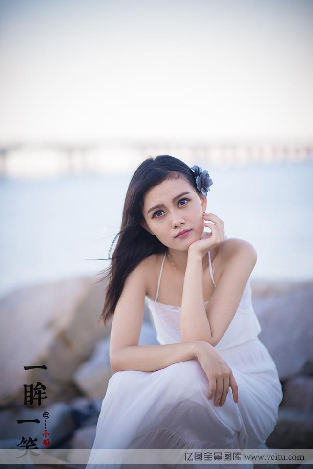 长发美女大海边长裙飘飘清纯写真