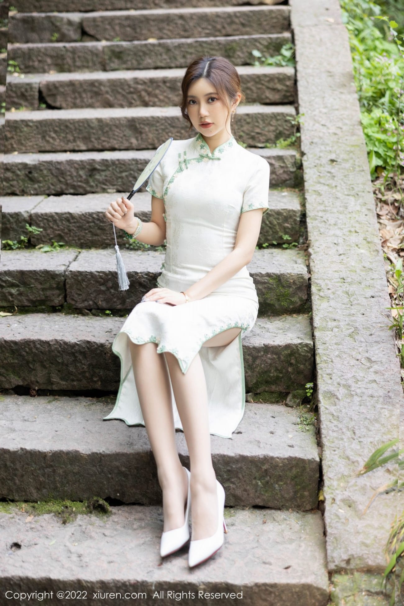 秀人网性感女神绮里嘉ula白色旗袍搭配原色丝袜心愿旅拍
