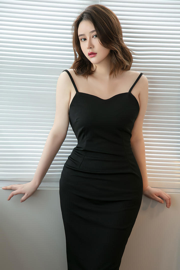 穿吊带裙的成熟妩媚短发美女性感亚洲嫩模写真图片