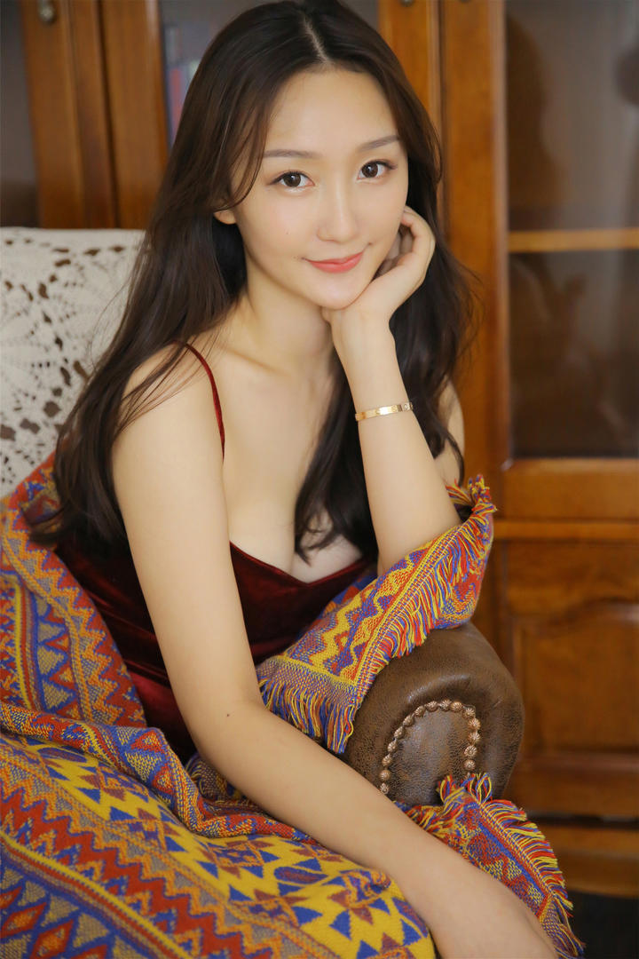 裹着毛毯的漂亮美女MM131美女图片大全