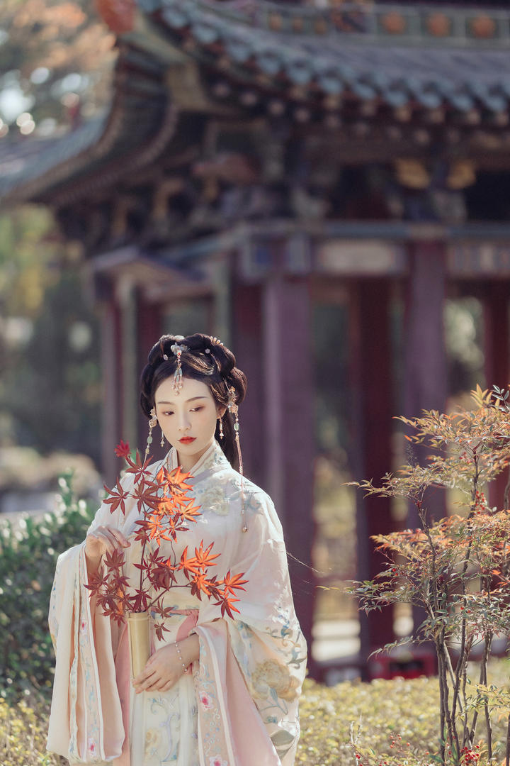 花园里的古风汉服美女头像高清摄影壁纸大全
