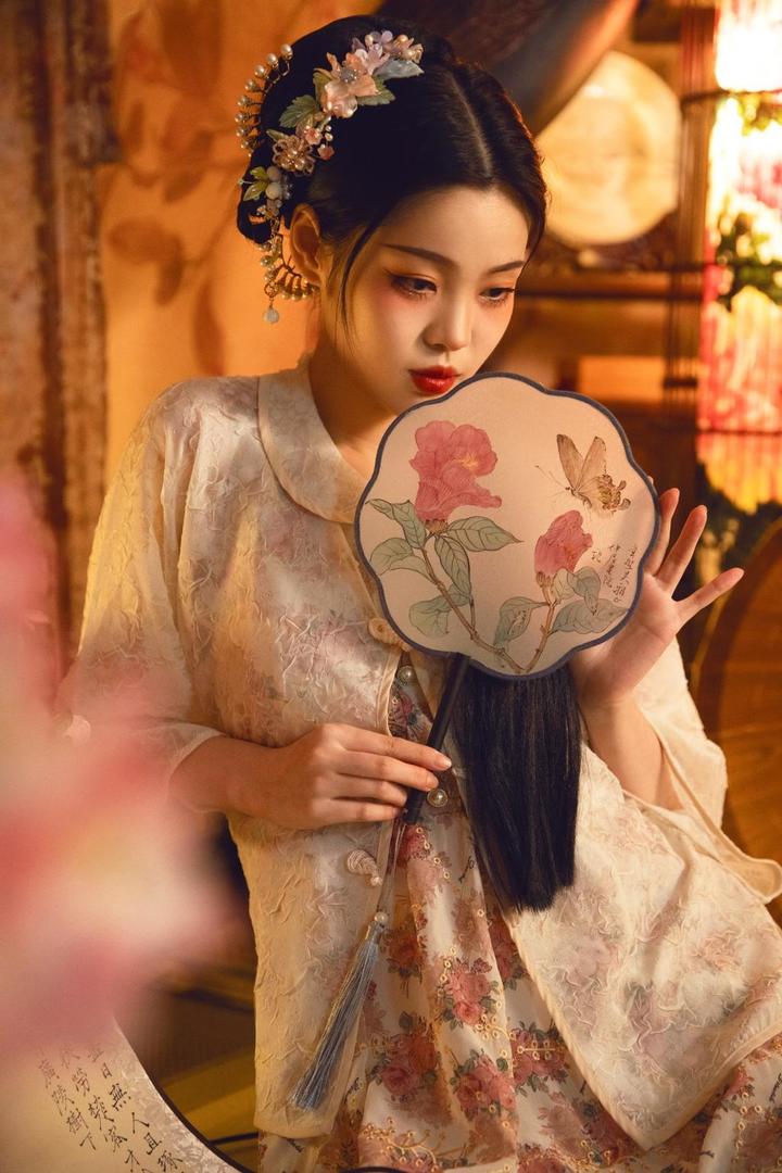 落落大方的古风美女摄影图片