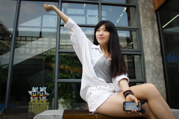 午后石凳上的休闲美女