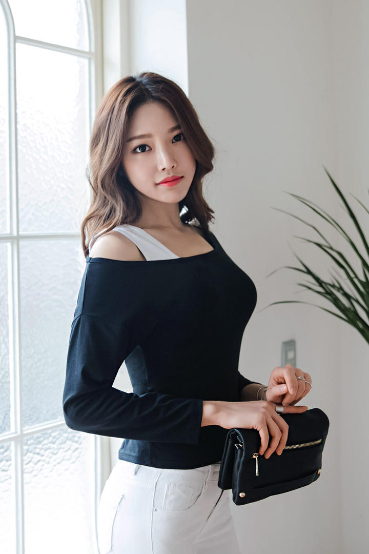 站在窗户边的超清韩国美女写真图片