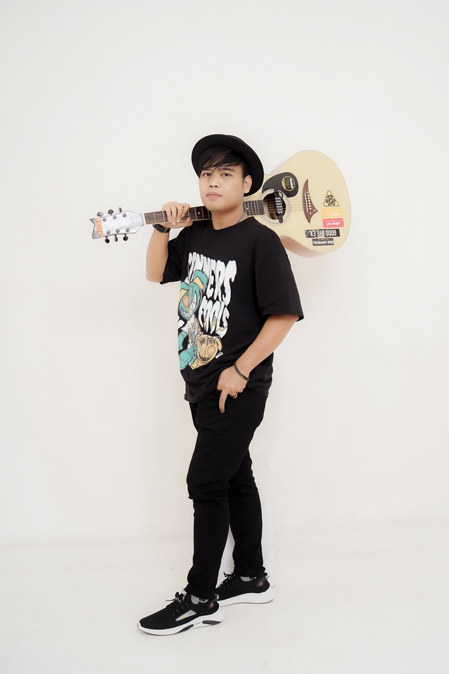 扛着吉他写真的亚洲帅哥图片