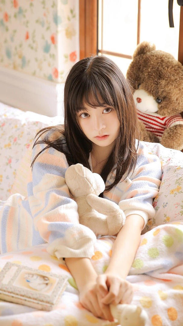 抱着玩偶的甜美女孩仙气飘飘女生头像免费下载