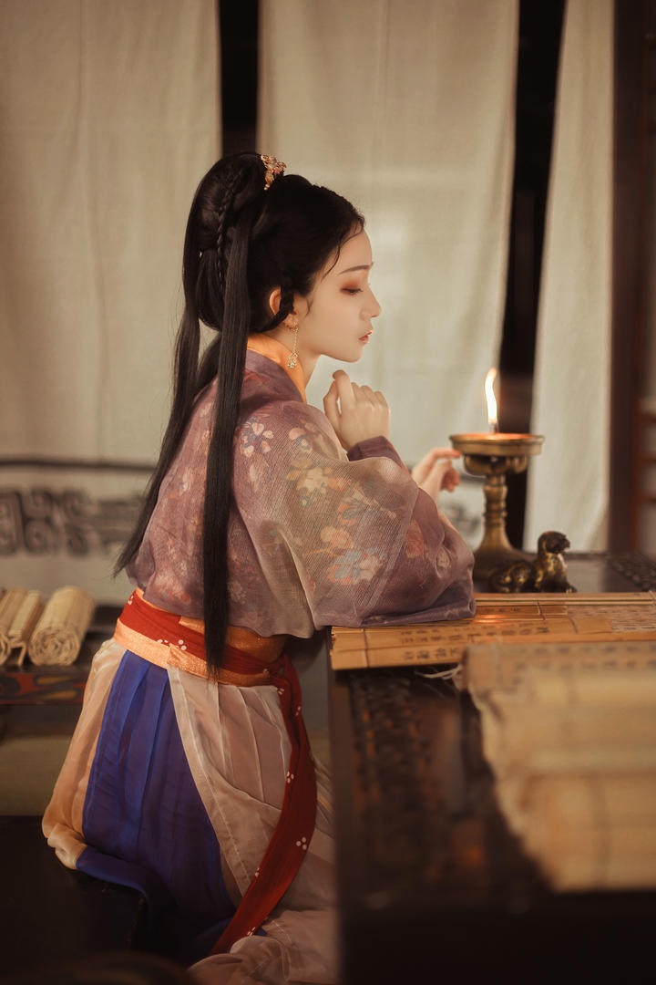 看书的大家闺秀古装美女写真图片