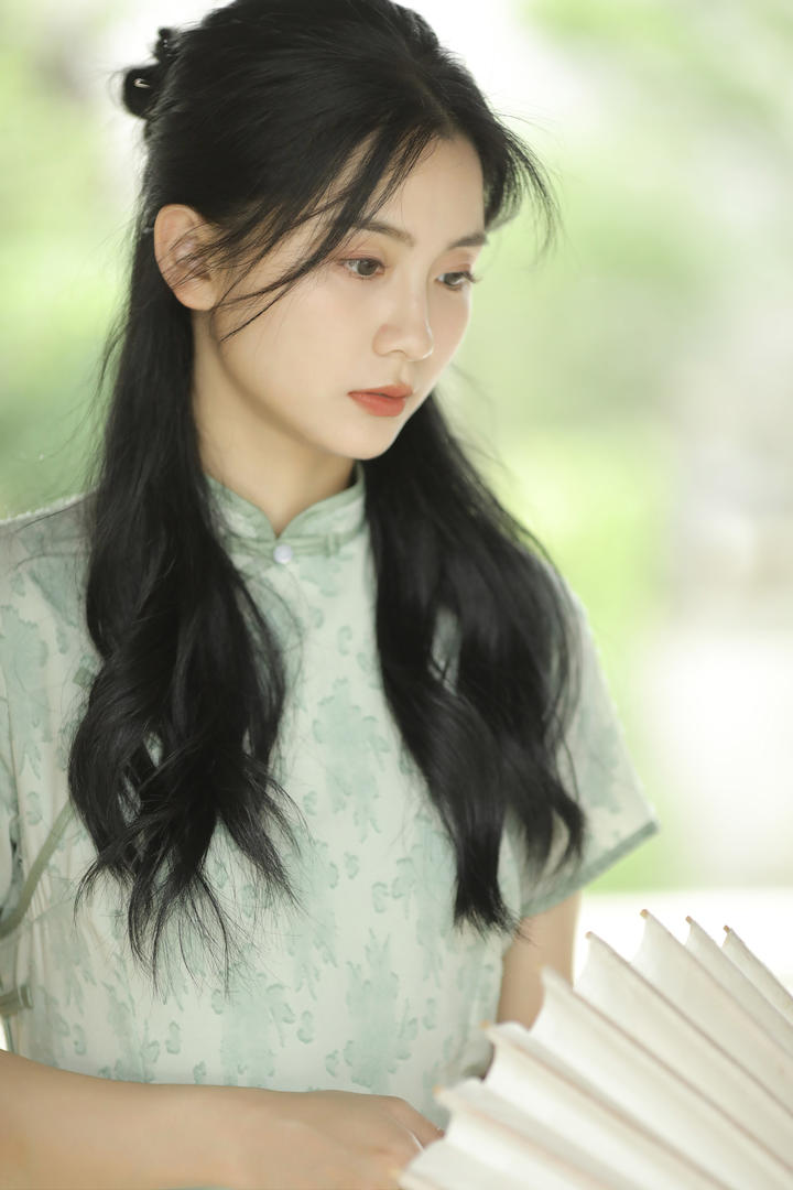 清纯水嫩的江南女子旗袍美女写真图片