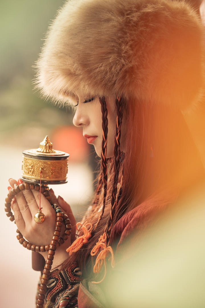 闭眼祷告的少数民族美女可可人像艺术写真图片