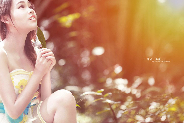 花瓣少女感受清新的味道
